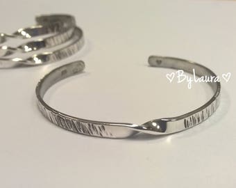 Small silver cuff with cute Twist
