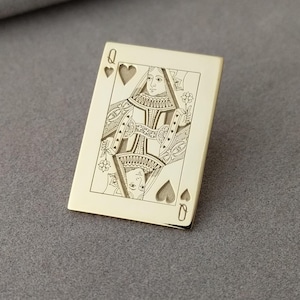ハートの女王のラペルピン、パーソナライズされたトランプのラペルピン、あらゆるポーカーカードのラペルピン、テーマのあるカードのブローチ、ポーカー愛好家へのギフト
