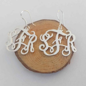 Orecchini con monogramma in argento, orecchini con monogramma personalizzati da 1&quot;, orecchini pendenti con monogramma in argento sterling, orecchini con monogramma a forma di vite, orecchini con nome