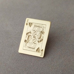 Spilla da bavero personalizzata con carte da gioco, spilla da bavero personalizzata con carte da poker, spilla da bavero con re di cuori, spilla con mazzi di carte a tema, regalo per gli amanti del poker