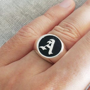 Anillo inglés antiguo, anillo inicial inglés antiguo de plata, anillo de disco inglés antiguo, anillo de cualquier letra, anillo del alfabeto inglés antiguo, anillo de letra gótica