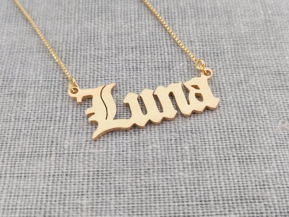 Collier Old English Name Old English Necklace Gold Name Necklace Collier Personnalise de celebrites Collier de demoiselles dhonneur de mariage Pendentif Any Name Etsy France