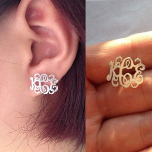 Brincos de pino com iniciais personalizadas, brincos de pino com placa de identificação de prata, brincos de pino com iniciais de prata, brinco de pino personalizado, brincos com monograma escrito