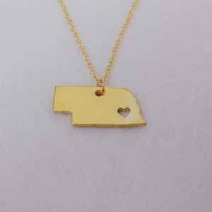 Zustand von Nebraska Halskette Goldplatte, NE Zustand geformte Halskette mit einem Herz, Nebraska Zustand Liebe Halskette, personalisierte Nebraska Zustand Schmuck
