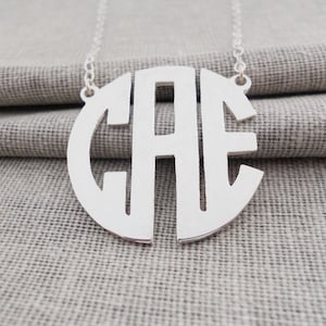 Collar personalizado con iniciales y monograma, collar con monograma de bloque de 1,25&quot;, placa de tres letras con monograma, collar con nombre