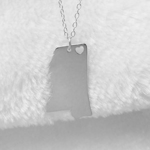 Collier d’État du Mississippi en argent, collier en forme de MS State avec un cœur, collier d’amour de l’État du Mississippi, charme personnalisé de l’État du Mississippi