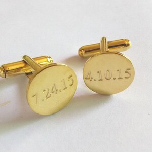 Gemelos de fecha de boda grabados, Enlaces de puños de fecha de oro, Gemelos de cartas personalizados, Regalo de padrino inicial del padre de la novia, aniversario