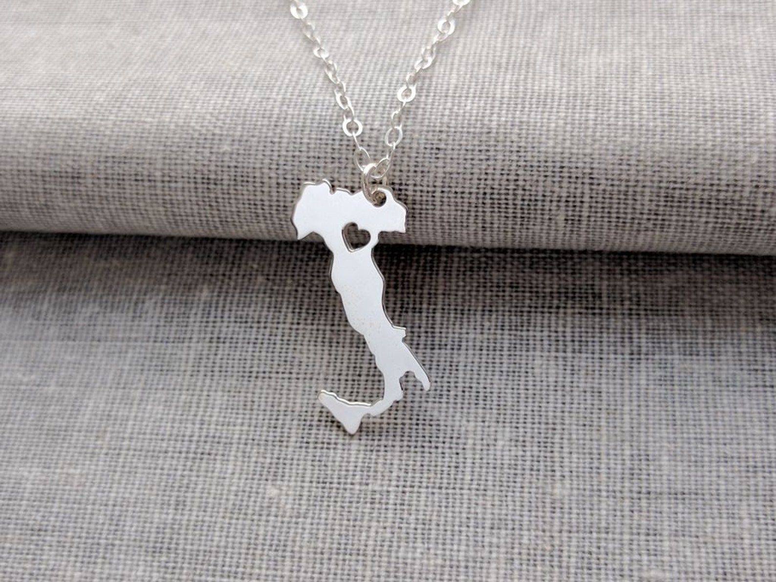 A country necklace is one of the most special road trip gifts 