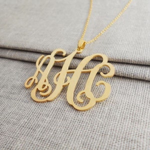 Monogramhalsband, Halsband med 3 initialer, 2,5 cm, Anpassat monogramhalsband, Namnskyltshalsband i guld, Brudtärnepresent, Julklapp