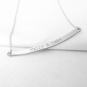 Gebogen staafketting, ketting zilverstaaf, gegraveerde naamketting, ketting eerste staaf, horizontale staafsieraden, aangepaste staafketting