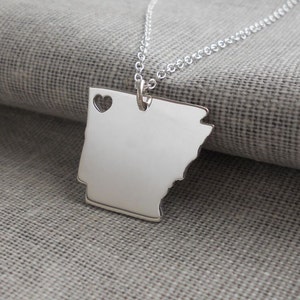 Collier en forme d’État de l’Arkansas, Collier d’État de l’Arkansas avec un cœur, Charme d’État de carte AR, Collier personnalisé de l’État de l’Arkansas Argent sterling