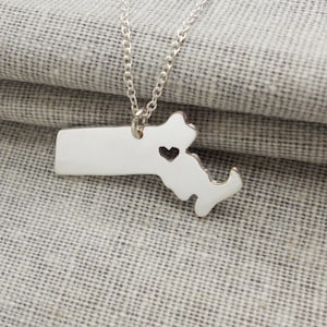 Massachusetts Zustand Halskette, MA Zustand Halskette mit einem Herz, Massachusetts Zustand Liebe Halskette, Custom Massachusetts Zustand Halskette Silber