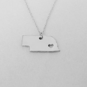 Nebraska Zustand Halskette, NE Zustand geformte Halskette mit einem Herz, Nebraska Zustand Liebe Halskette, personalisierte Nebraska Zustand Schmuck
