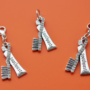DENTAL-Zahnpasta und Zahnbürste Charme Charm Dangle, Zipper Pull, Euro Bead, Zahnarzt, Zahnarzthelferin, Dental Hygienist, Zahnarzthelfer, Zahnbürste, 1552