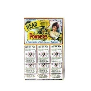 Puede incluir: Anuncio vintage de Head Powders, un producto vendido por R. Parkinson & Sons, Qu&iacute;micos, Burnley. El anuncio presenta a una mujer con una flor en el pelo y una pancarta que dice "Head Powders". Debajo del anuncio hay nueve peque&ntilde;os paquetes de p&iacute;ldoras para el dolor de cabeza.