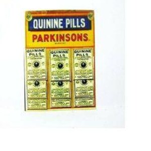 Puede incluir: Anuncio vintage de pastillas de quinina Parkinsons. El anuncio presenta un fondo amarillo con el texto "Quinine Pills Parkinsons" en letras negras. Hay seis cajas m&aacute;s peque&ntilde;as con el texto "Quinine Pills" en letras negras sobre un fondo blanco.
