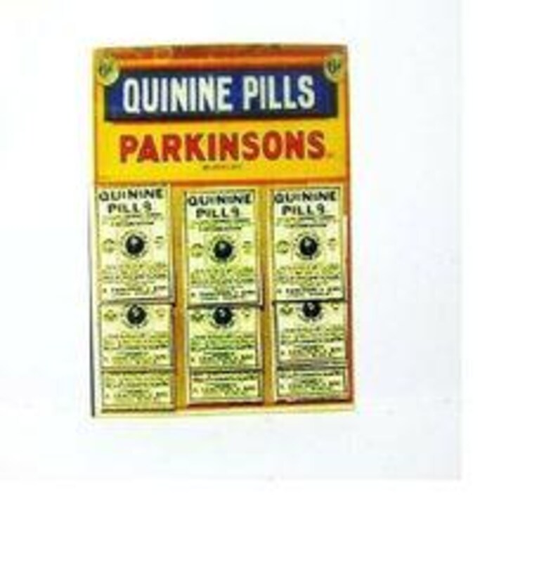 Puede incluir: Anuncio vintage de pastillas de quinina Parkinsons. El anuncio presenta un fondo amarillo con el texto "Quinine Pills Parkinsons" en letras negras. Hay seis cajas m&aacute;s peque&ntilde;as con el texto "Quinine Pills" en letras negras sobre un fondo blanco.