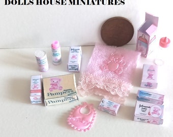 Varios artículos en miniatura para bebés, miniaturas rosas para casas de muñecas.