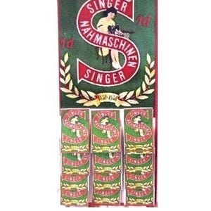Puede incluir: Un anuncio vintage de una m&aacute;quina de coser Singer con un logotipo 'S' rojo y el texto 'Singer N&auml;hmaschinen Singer'. El anuncio est&aacute; rodeado por un borde verde con guirnaldas de laurel doradas. Debajo del anuncio hay nueve anuncios m&aacute;s peque&ntilde;os de m&aacute;quinas de coser Singer.