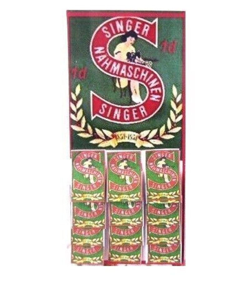 Puede incluir: Un anuncio vintage de una m&aacute;quina de coser Singer con un logotipo 'S' rojo y el texto 'Singer N&auml;hmaschinen Singer'. El anuncio est&aacute; rodeado por un borde verde con guirnaldas de laurel doradas. Debajo del anuncio hay nueve anuncios m&aacute;s peque&ntilde;os de m&aacute;quinas de coser Singer.