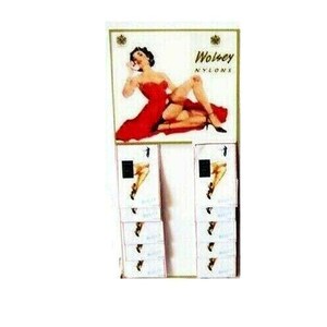 Puede incluir: Un expositor con un anuncio vintage de Wolsey Nylons con una mujer con un vestido rojo. El expositor tiene varias filas de tarjetas peque&ntilde;as con im&aacute;genes de piernas con medias.