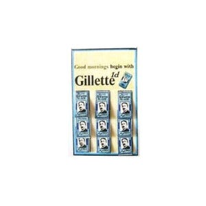 Puede incluir: Un anuncio vintage de Gillette Blue Blades. El anuncio presenta una pantalla de ocho cajas de cuchillas de afeitar con la cara de un hombre en cada caja. El texto del anuncio dice "Good mornings begin with 1d Gillette".
