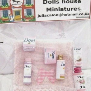 Conjunto de banheiro moderno em miniatura com toalha Dove