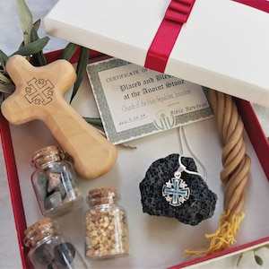 Feel the atmosphere and spirituality of the Holy Land by holding a meaningful element gathered in Jesus path