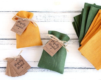 Könnte beinhalten: Ein Set mit 10 kleinen Burlap-Geschenkbeuteln in Senfgelb und Waldgrün mit braunen Papieretiketten, auf denen "Perfectly Blended" mit einem Herzen und den Namen "Sydney & Jeffrey" sowie dem Datum "07-27-19" steht.