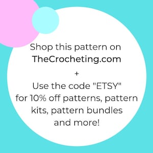 Puede incluir: Un fondo turquesa con un c&iacute;rculo blanco que contiene el texto "Shop this pattern on TheCrocheting.com + Use the code "ETSY" for 10% off patterns, pattern kits, pattern bundles and more!"
