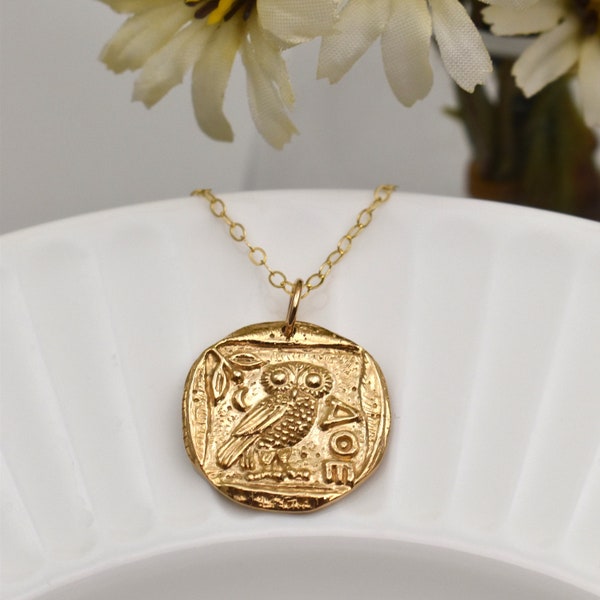 Collier en or à pendentif chouette avec symbole d'Athéna. Collier réplique pièce de monnaie grecque. Pendentif déesse guerrière. Cadeaux bijoux pour femmes.