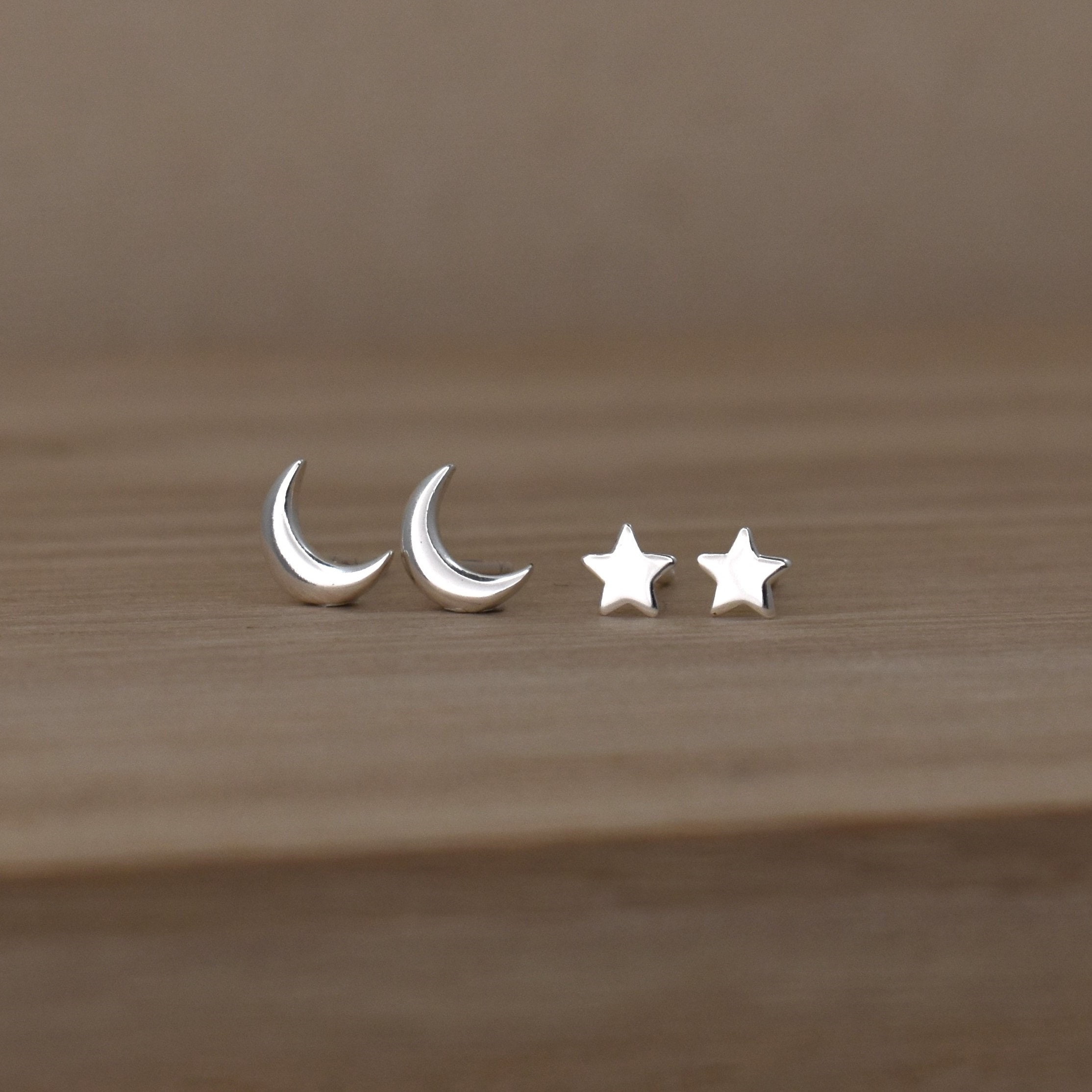 Pendientes de luna y estrella en plata de ley. Juego de dos pares de pendientes. Joyas de plata de ley 925 maciza, regalo para niñas y mujeres.