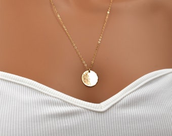 Collar con disco martillado en oro: colgante circular minimalista en oro laminado de 14 quilates.