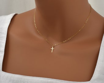 Collier croix en or simple pour femme. Breloque petite croix sur une chaîne dorée délicate. Colliers chrétiens remplis d'or 14 carats de haute qualité.