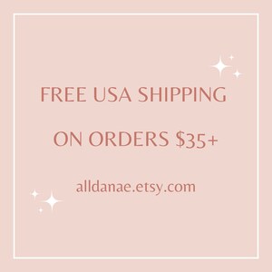 K&ouml;nnte beinhalten: Quadratische Grafik mit hellrosa Hintergrund und wei&szlig;em Rand. Der Text "FREE USA SHIPPING" wird in einem r&ouml;tlich-braunen Farbton angezeigt, gefolgt von "ON ORDERS" und der Etsy-Shop-URL.