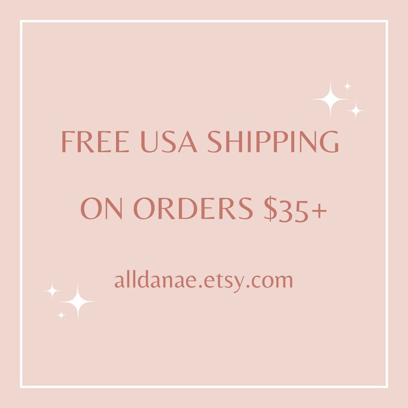 K&ouml;nnte beinhalten: Quadratische Grafik mit hellrosa Hintergrund und wei&szlig;em Rand. Der Text "FREE USA SHIPPING" wird in einem r&ouml;tlich-braunen Farbton angezeigt, gefolgt von "ON ORDERS" und der Etsy-Shop-URL.