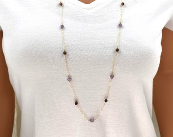 Collier améthyste sur longue chaîne en or et aventurine violette. Collier de pierres semi-précieuses. Bijoux avec pierre de naissance de février pour femme.