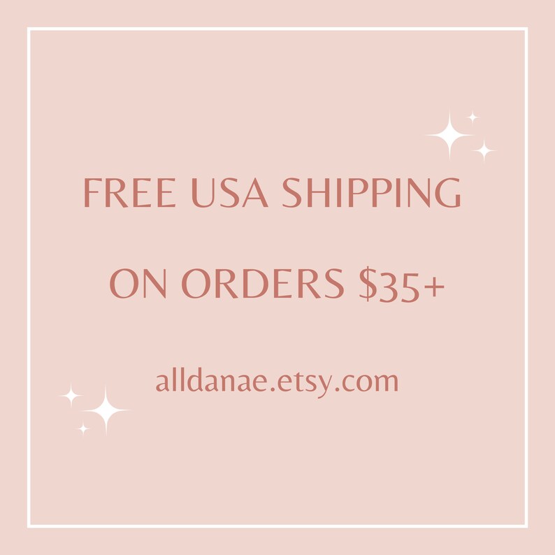 Puede incluir: Un fondo rosa con texto blanco que dice "FREE USA SHIPPING ON ORDERS $35+ alldanae.etsy.com". Hay dos estrellas blancas en la esquina superior derecha y una estrella blanca en la esquina inferior izquierda.
