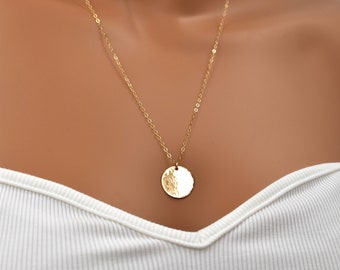 14K goud gevulde gehamerde cirkel hanger ketting. Gouden schijfhanger met sierlijke ketting. Volle maan hanger. Elegante minimalistische sieraden