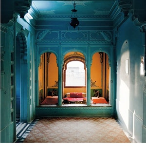 Palacio de la Ciudad de Udaipur III - Fotografía de viaje de arquitectura de edición limitada y abierta. Interior evocador e idílico en tonos azules y naranjas.