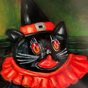 Op de afbeelding: Een zwarte kat met een rood-zwarte hoed en een rode geruite kraag. De kat heeft een rode neus en grote, oranje ogen. De achtergrond is groen.