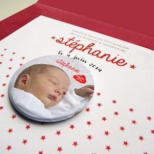 anuncios de nacimiento stephanie con insignia y cartel