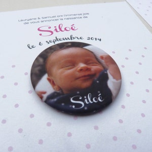 faire-part naissance personnalisé avec badge et cartel
