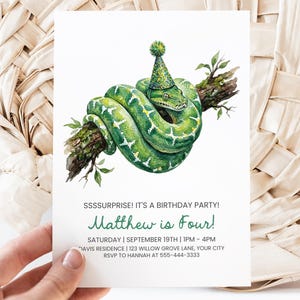 Plantilla de invitación de cumpleaños con temática de pitón arborícola verde, invitación con temática de reptiles y animales de safari en la jungla, descarga digital editable de Corjl.