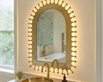 The perforated tin mirror is entirely handcrafted.