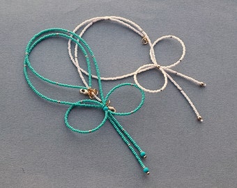 Bijoux d'été délicats faits à la main : collier de perles à nœud, turquoise ou blanc