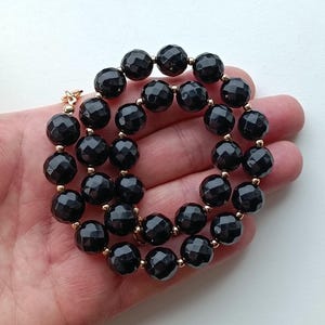 Schwarze Onyx-Halskette mit Gold, perfekt als Geschenk