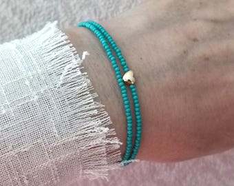 Pulsera de cuentas turquesas de dos vueltas con pequeño corazón de oro, pulsera envolvente, regalo para ella