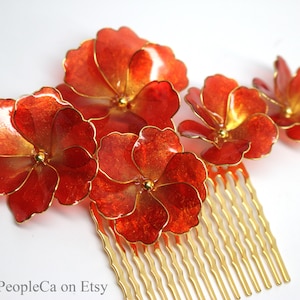 Handgefertigter roter Blumen-Haarkamm: Schillerndes Goldhochzeits-Accessoire