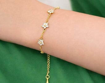 Sparkling Flower Bracelet, Handmade Floral, Gold Chain, Romantic Gift for Her, Elegant Flower Jewelry, Adjustable Bracelet, Wedding